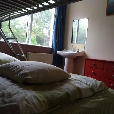 Dempseys Hostel *